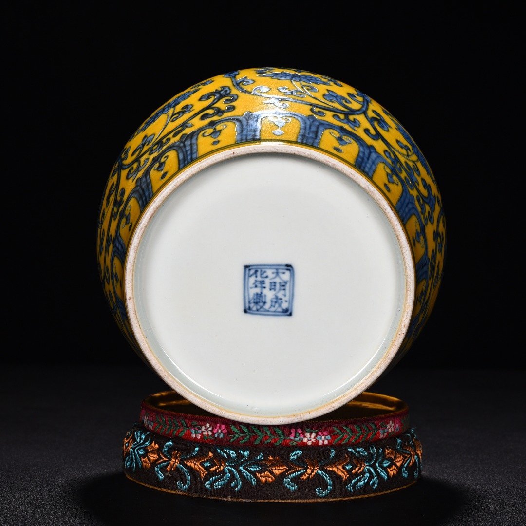 Ming Dynasty Chenghua Jiao yellow glaze blue and white lotus holder eight treasure lid jar