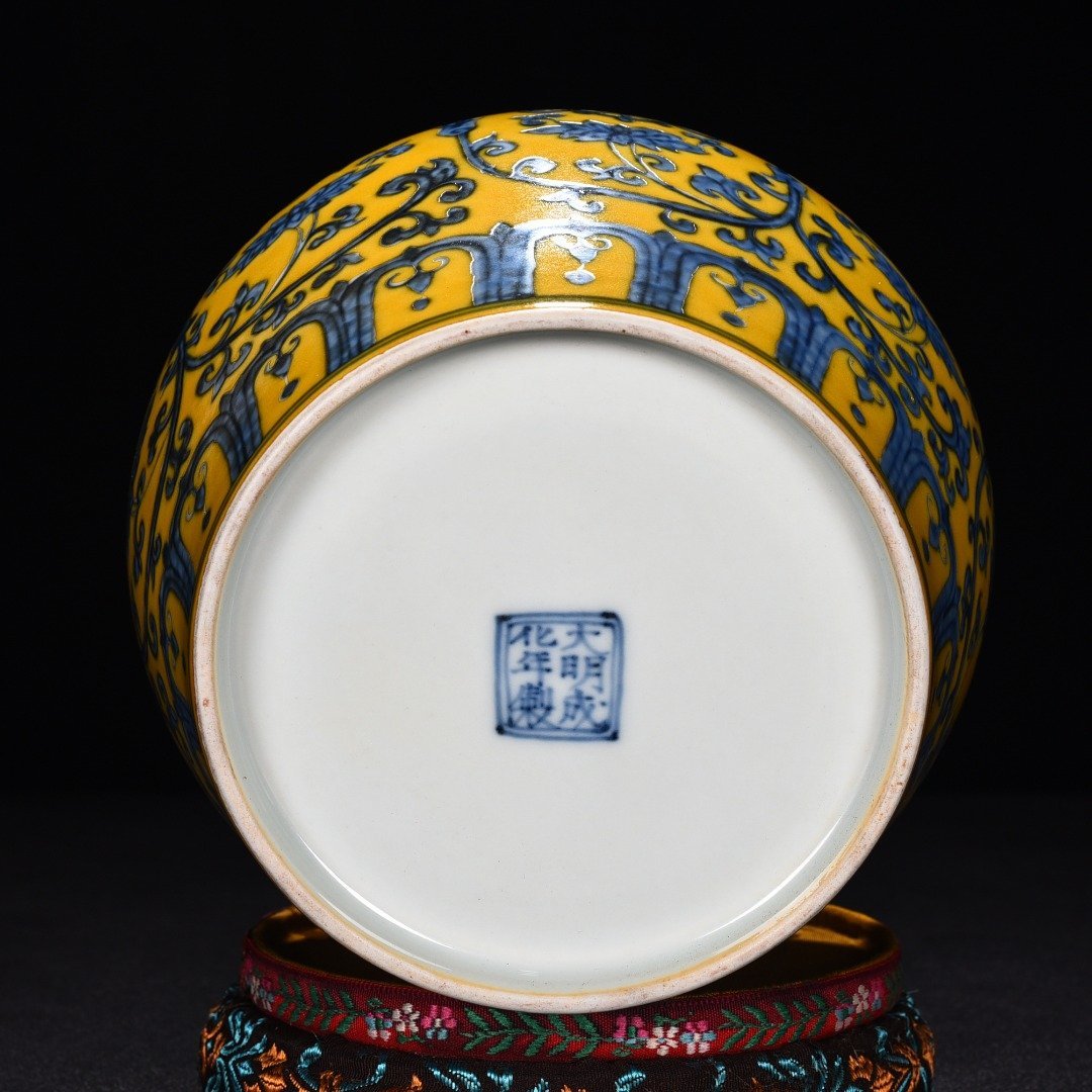 Ming Dynasty Chenghua Jiao yellow glaze blue and white lotus holder eight treasure lid jar