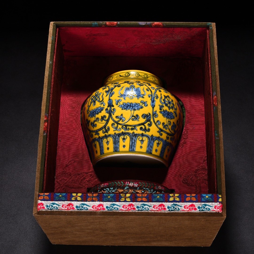 Ming Dynasty Chenghua Jiao yellow glaze blue and white lotus holder eight treasure lid jar