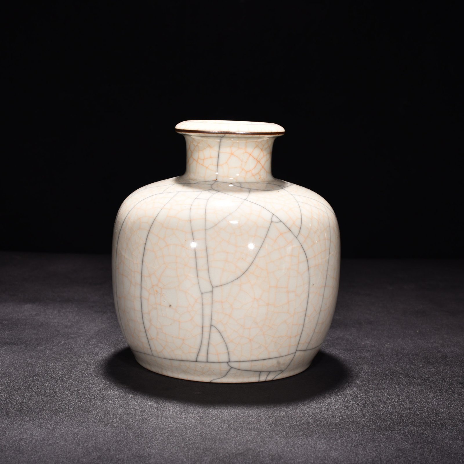 Ming Dynasty Chenghua sustenance Ge Kiln Tubo plum vase