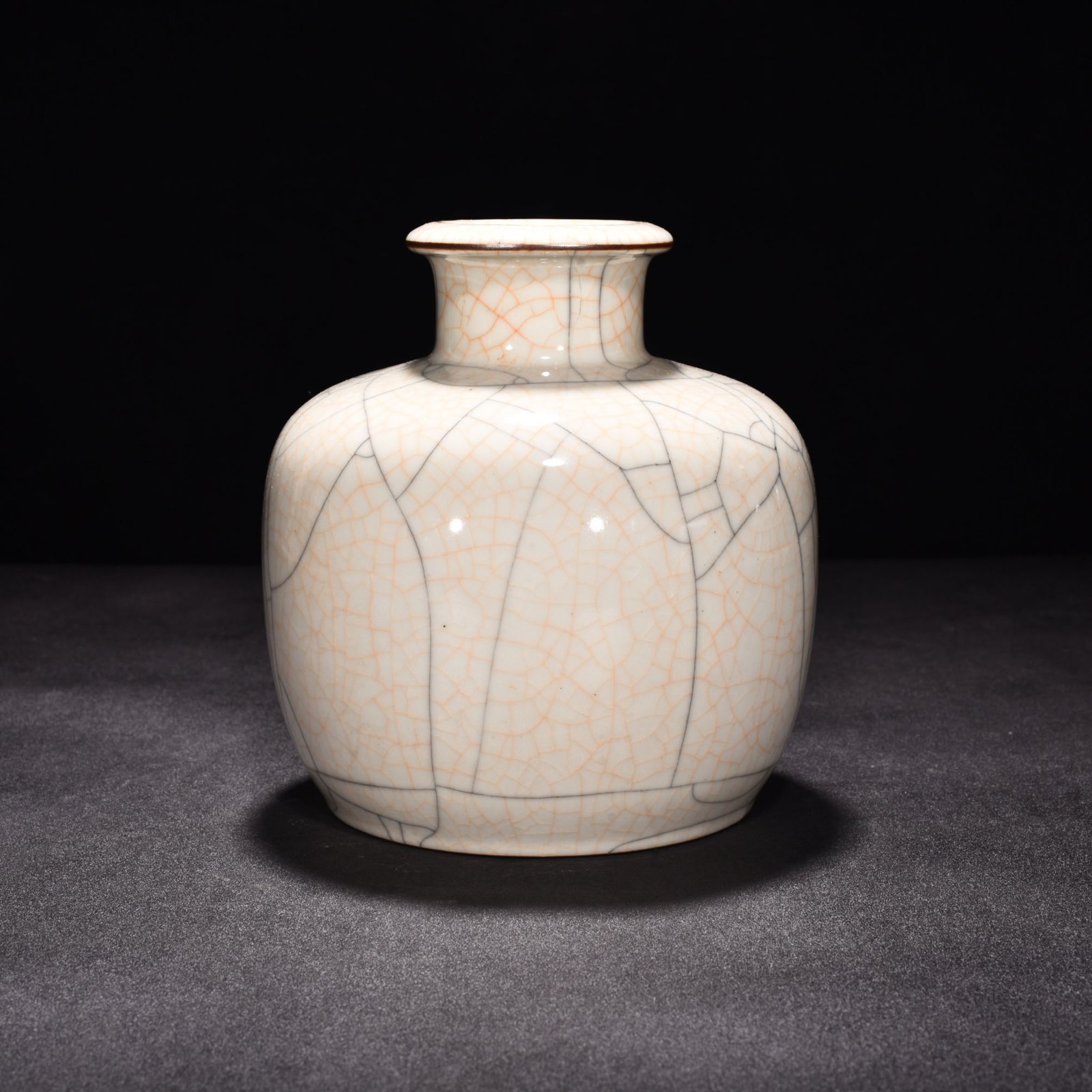 Ming Dynasty Chenghua sustenance Ge Kiln Tubo plum vase