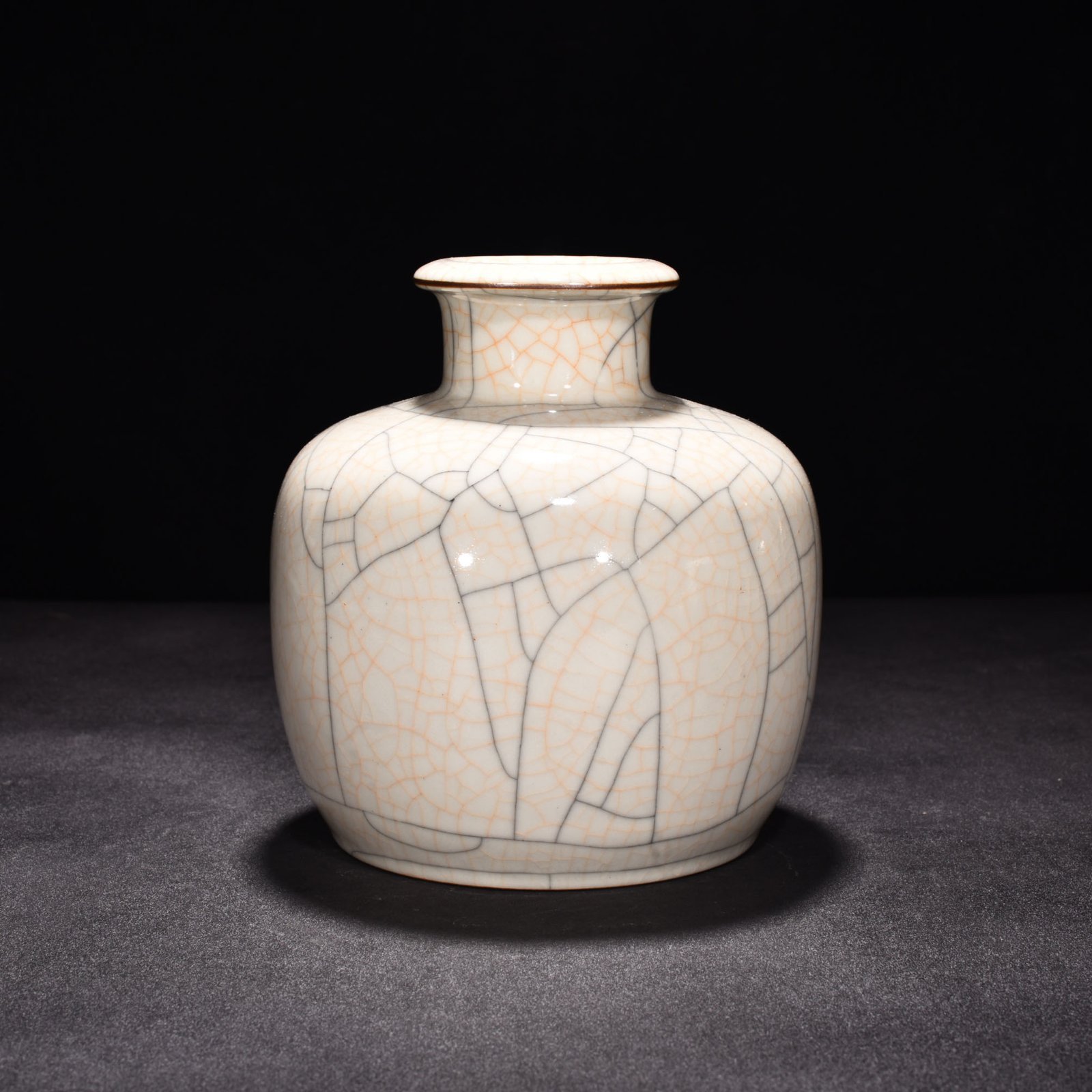 Ming Dynasty Chenghua sustenance Ge Kiln Tubo plum vase