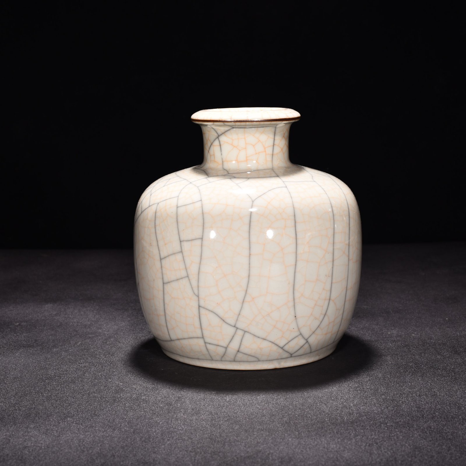 Ming Dynasty Chenghua sustenance Ge Kiln Tubo plum vase