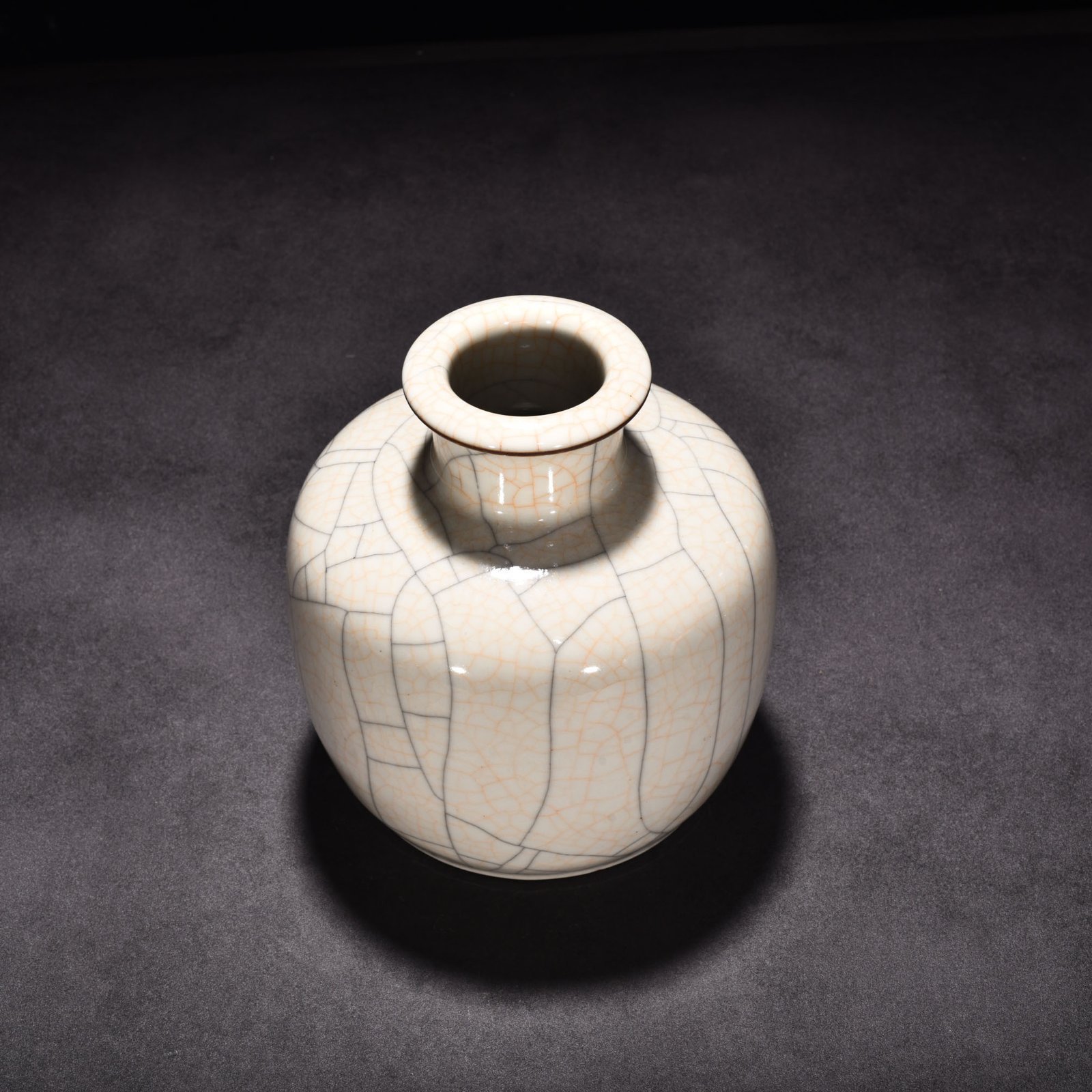 Ming Dynasty Chenghua sustenance Ge Kiln Tubo plum vase