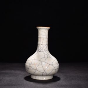 Ming Dynasty Chenghua sustenance Ge Kiln dazzling pattern bottle