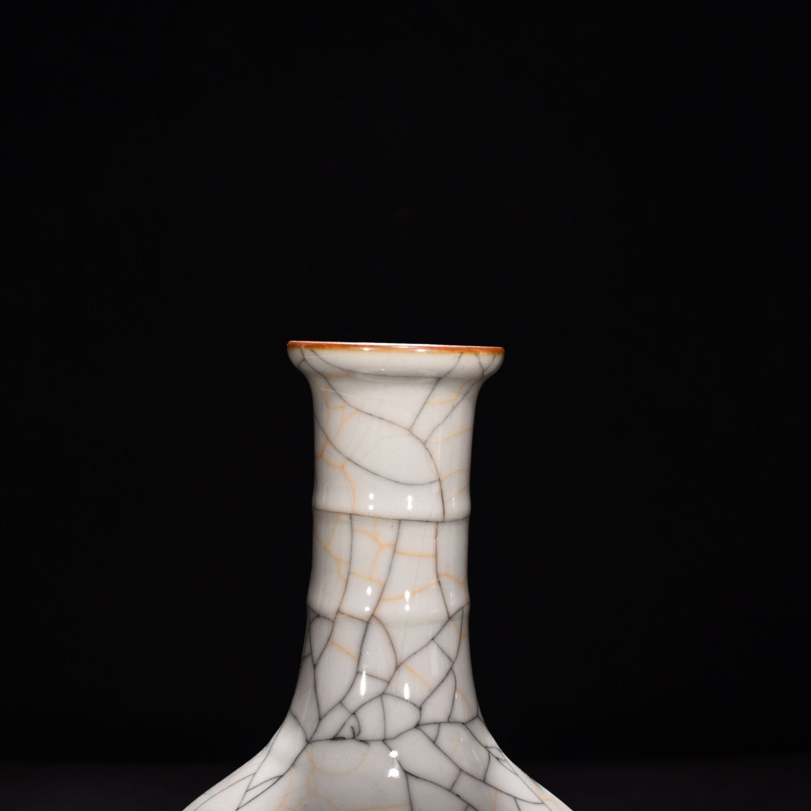 Ming Dynasty Chenghua sustenance Ge Kiln dazzling pattern bottle