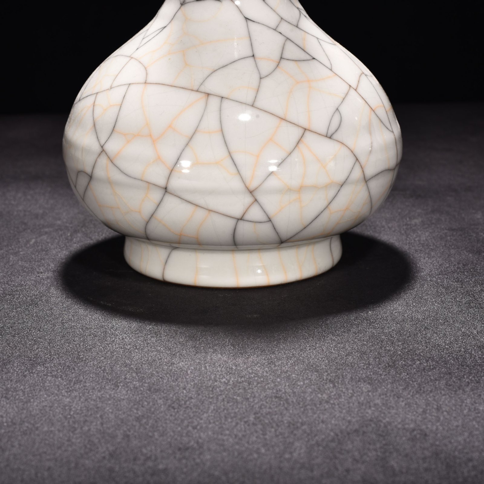 Ming Dynasty Chenghua sustenance Ge Kiln dazzling pattern bottle