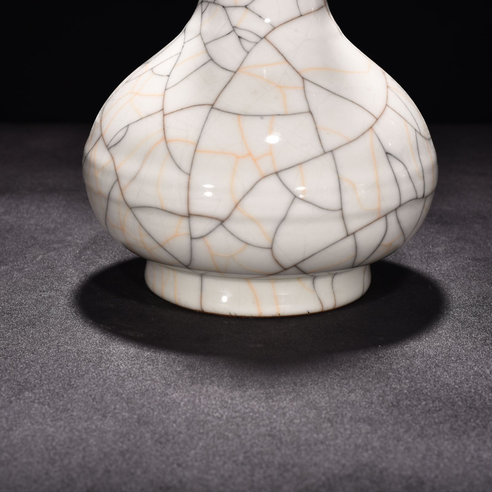Ming Dynasty Chenghua sustenance Ge Kiln dazzling pattern bottle