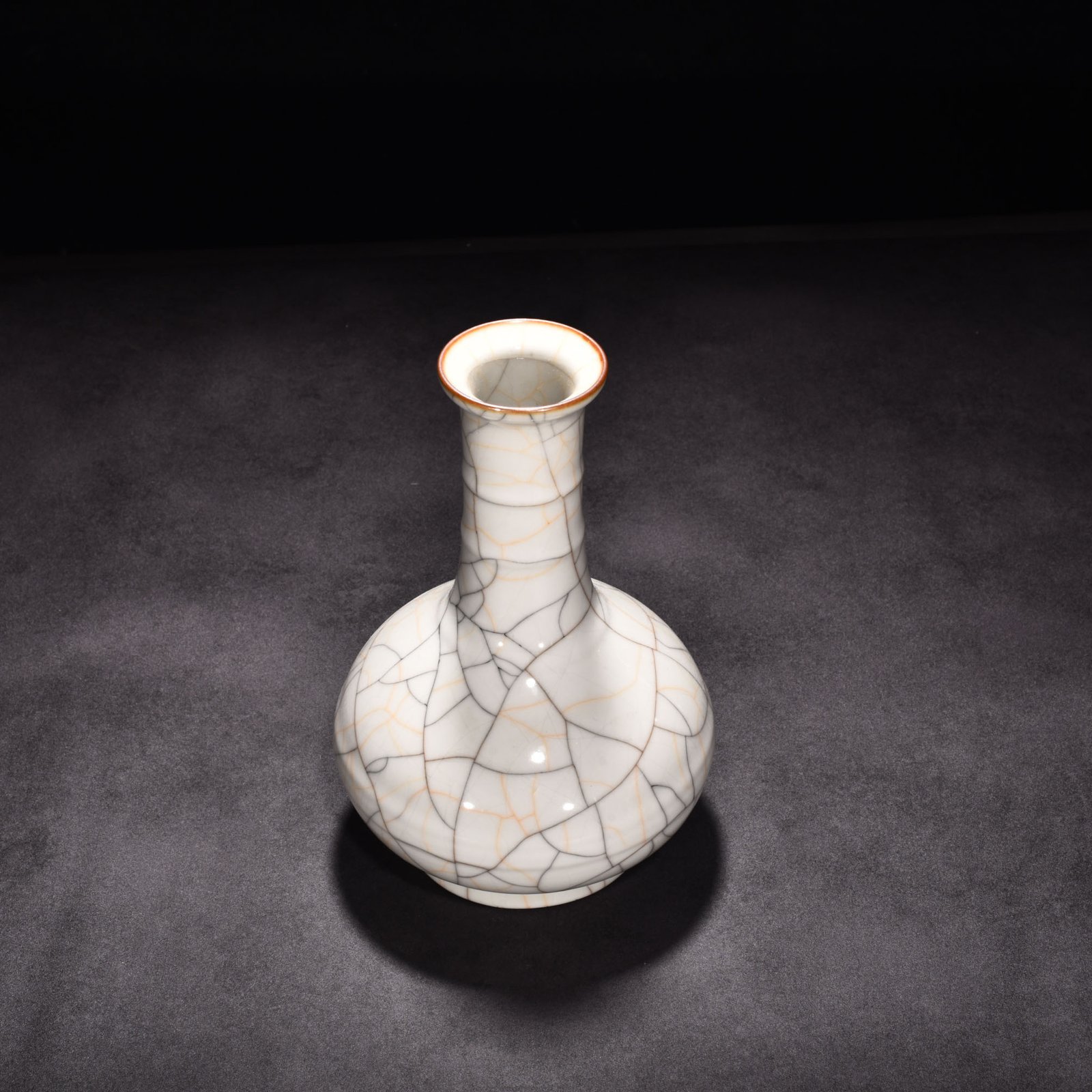 Ming Dynasty Chenghua sustenance Ge Kiln dazzling pattern bottle