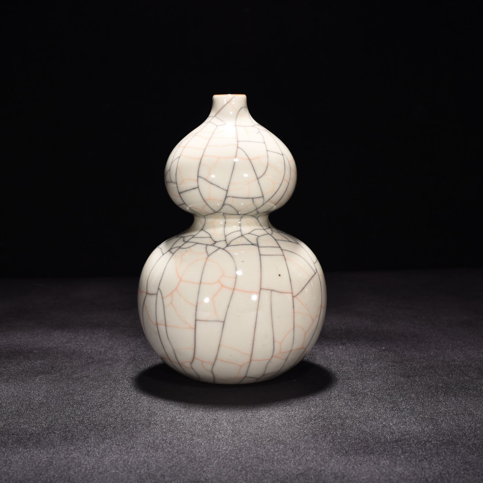 Ming Dynasty Chenghua sustenance Ge Kiln gourd vase