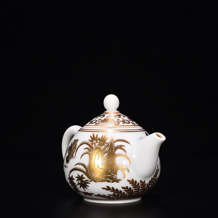 Ming Dynasty Chenghua gold-painted family portrait pot