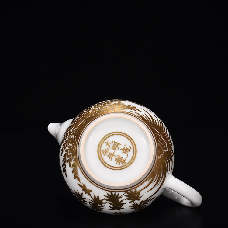 Ming Dynasty Chenghua gold-painted family portrait pot