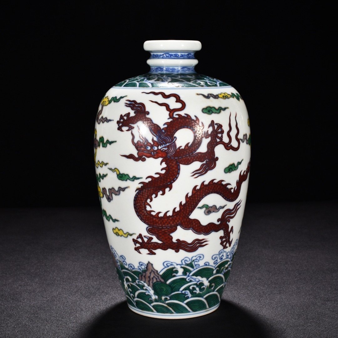 Ming Dynasty Chenghua Dou Cai Yunlong pattern plum vase