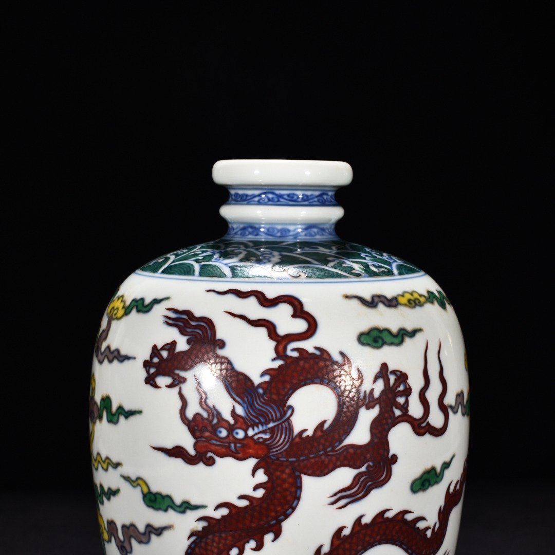 Ming Dynasty Chenghua Dou Cai Yunlong pattern plum vase