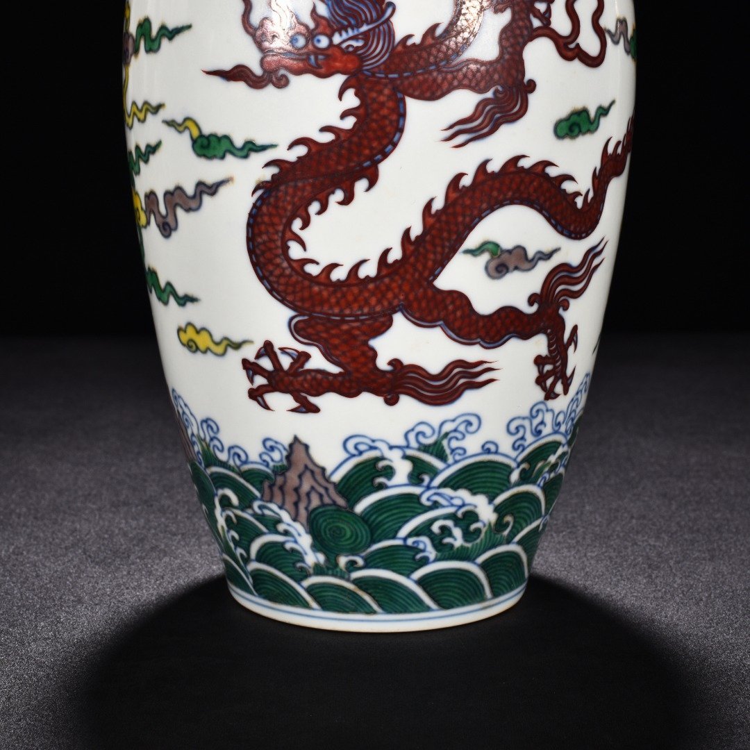 Ming Dynasty Chenghua Dou Cai Yunlong pattern plum vase