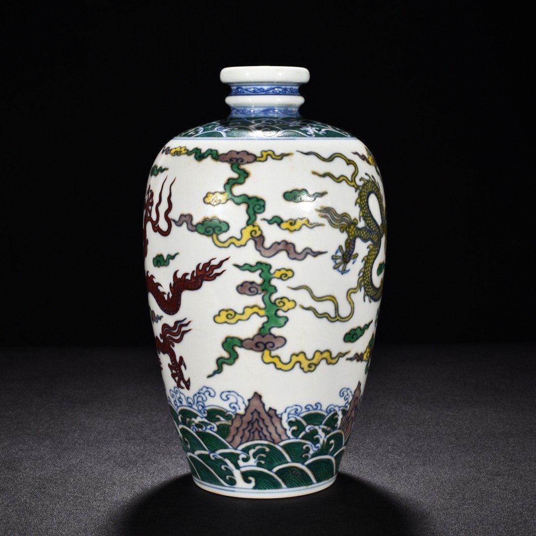 Ming Dynasty Chenghua Dou Cai Yunlong pattern plum vase