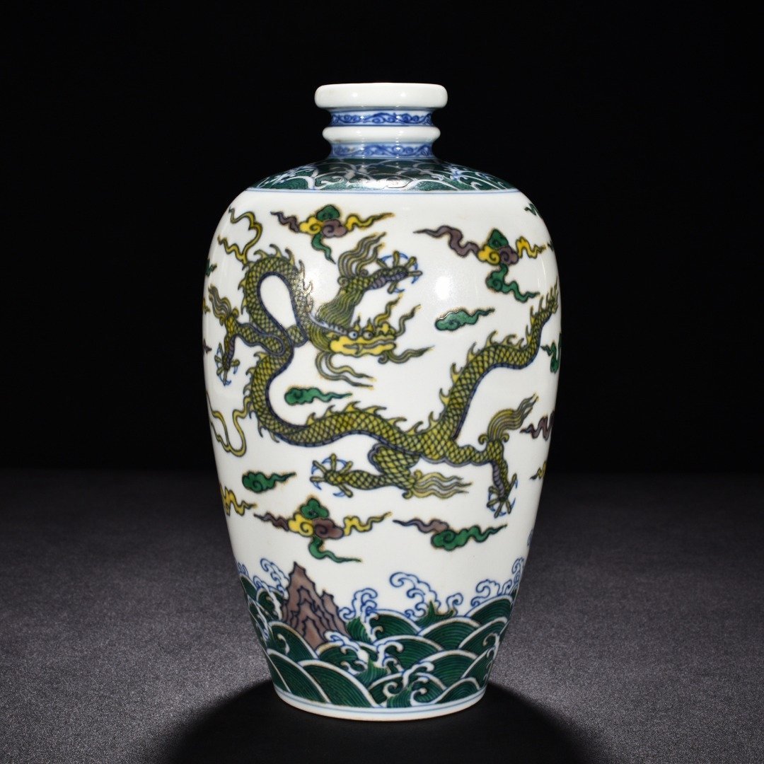 Ming Dynasty Chenghua Dou Cai Yunlong pattern plum vase