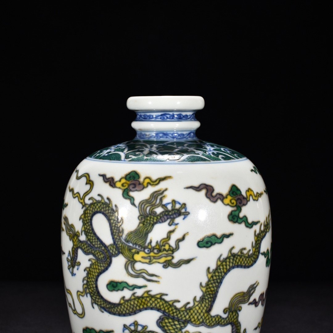 Ming Dynasty Chenghua Dou Cai Yunlong pattern plum vase