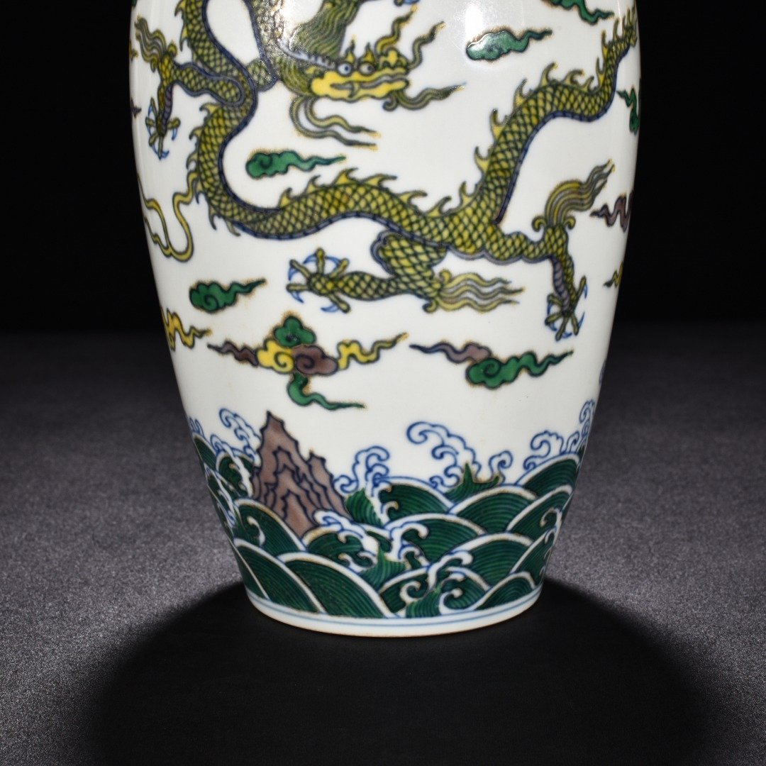 Ming Dynasty Chenghua Dou Cai Yunlong pattern plum vase