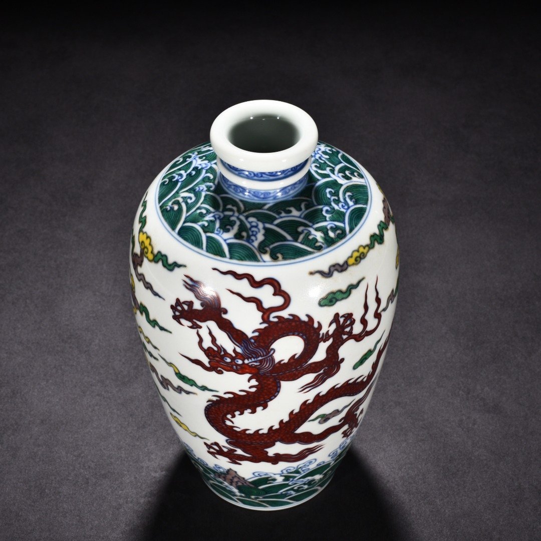 Ming Dynasty Chenghua Dou Cai Yunlong pattern plum vase