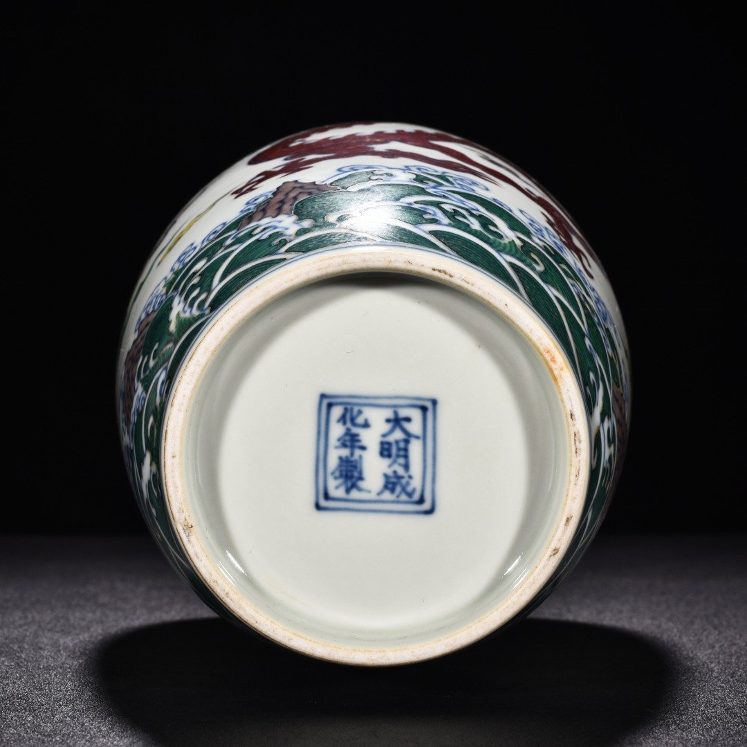 Ming Dynasty Chenghua Dou Cai Yunlong pattern plum vase