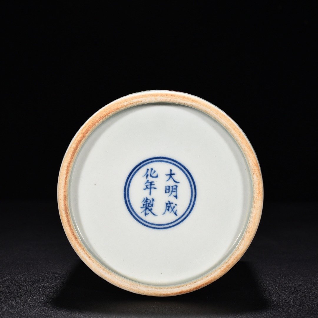 Ming Dynasty Chenghua Dou Cai figure pattern pen holder
