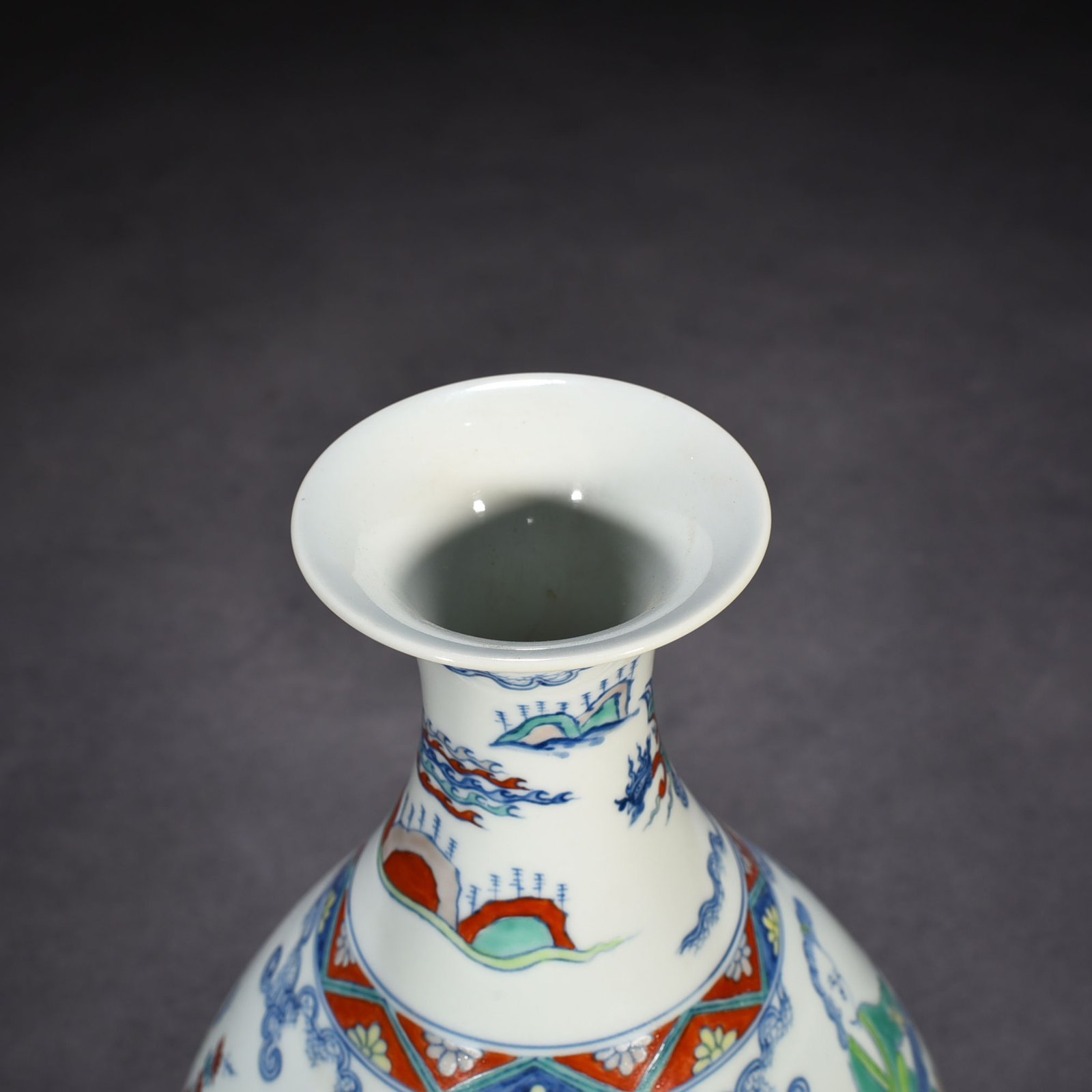 Ming Dynasty Chenghua doucai jade pot spring vase