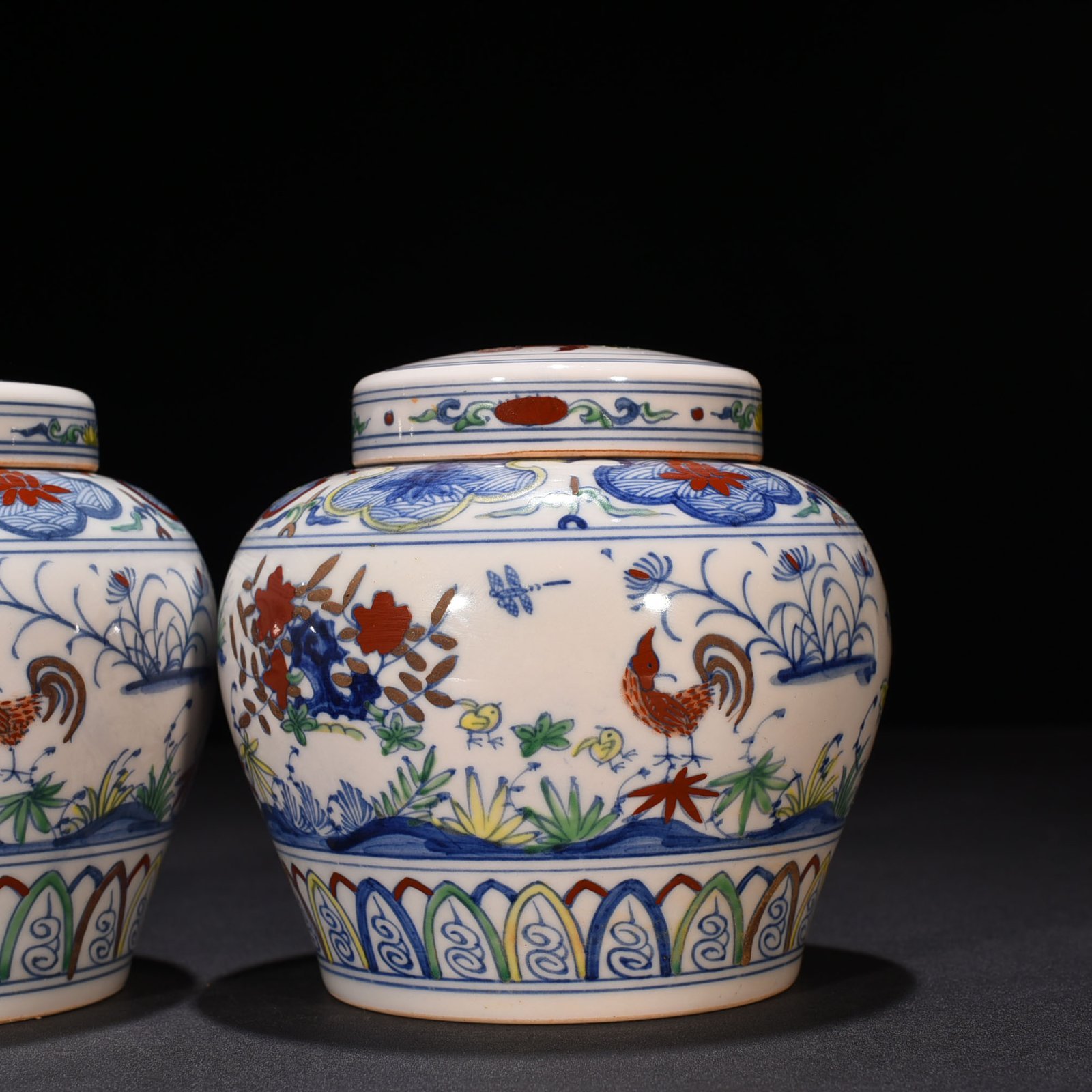 Ming Dynasty Chenghua Doucai family portrait hen pattern Tianzi jar