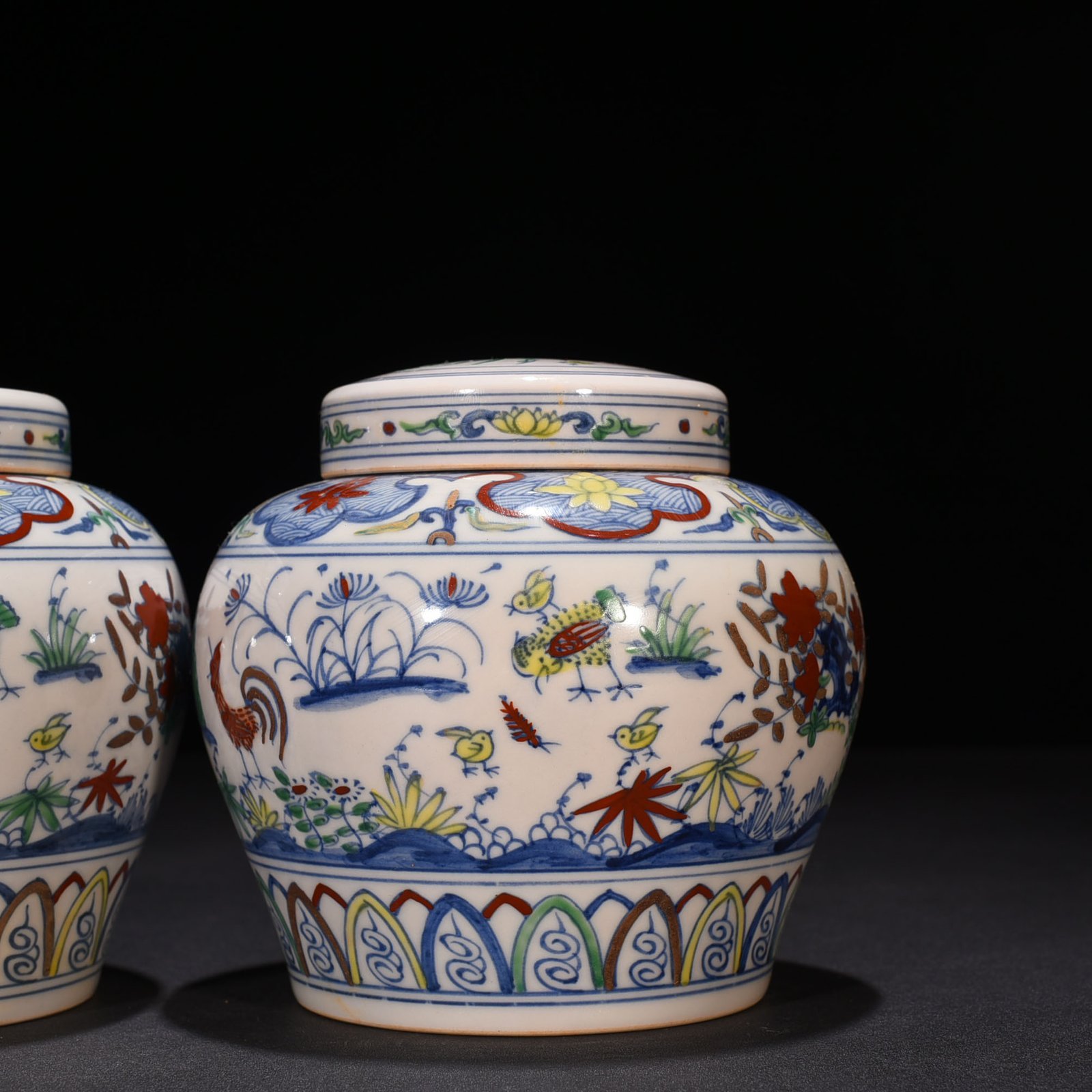 Ming Dynasty Chenghua Doucai family portrait hen pattern Tianzi jar