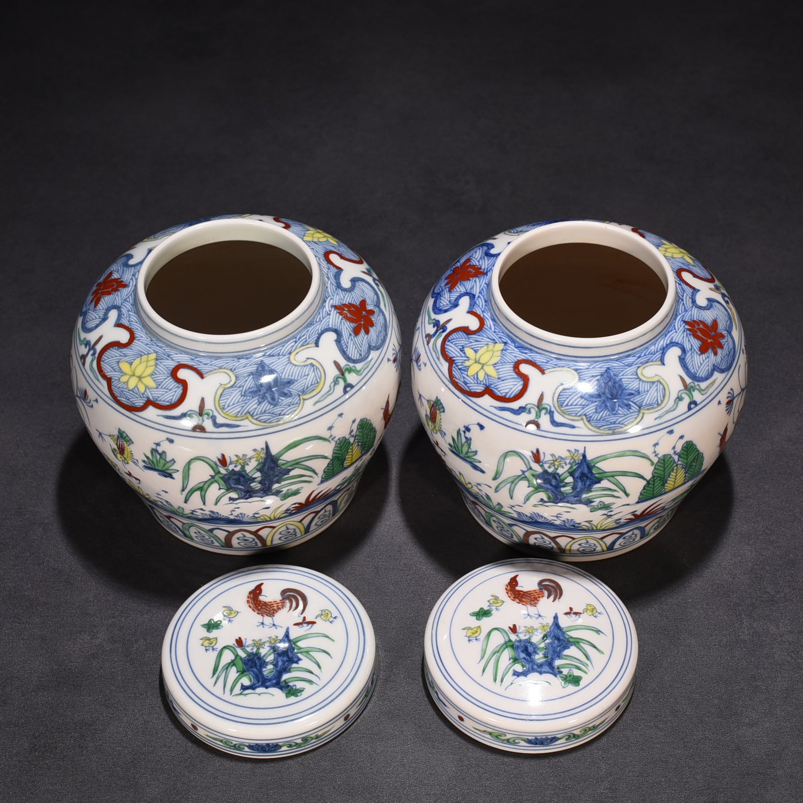 Ming Dynasty Chenghua Doucai family portrait hen pattern Tianzi jar