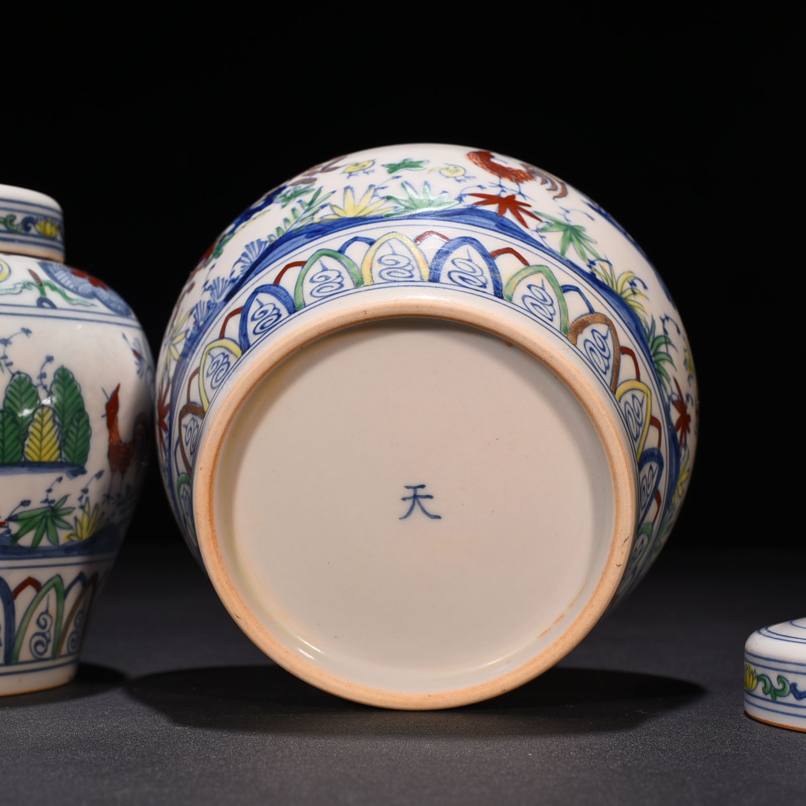 Ming Dynasty Chenghua Doucai family portrait hen pattern Tianzi jar