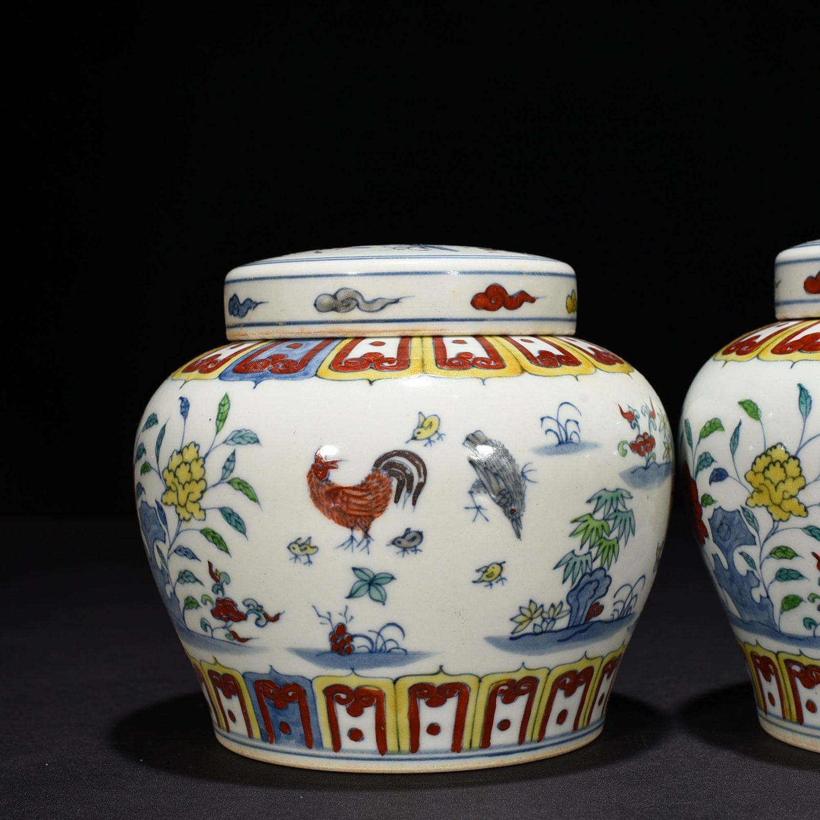 Ming Dynasty Chenghua Doucai family portrait pattern sky-shaped jar