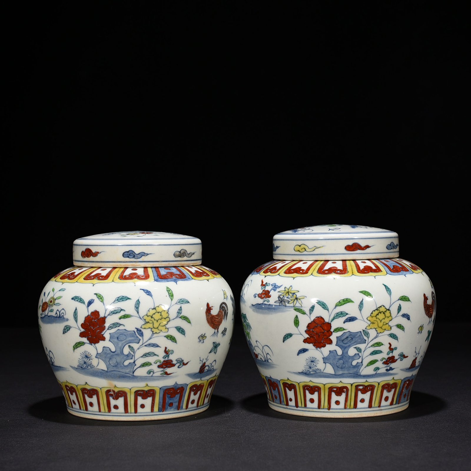Ming Dynasty Chenghua Doucai family portrait pattern sky-shaped jar
