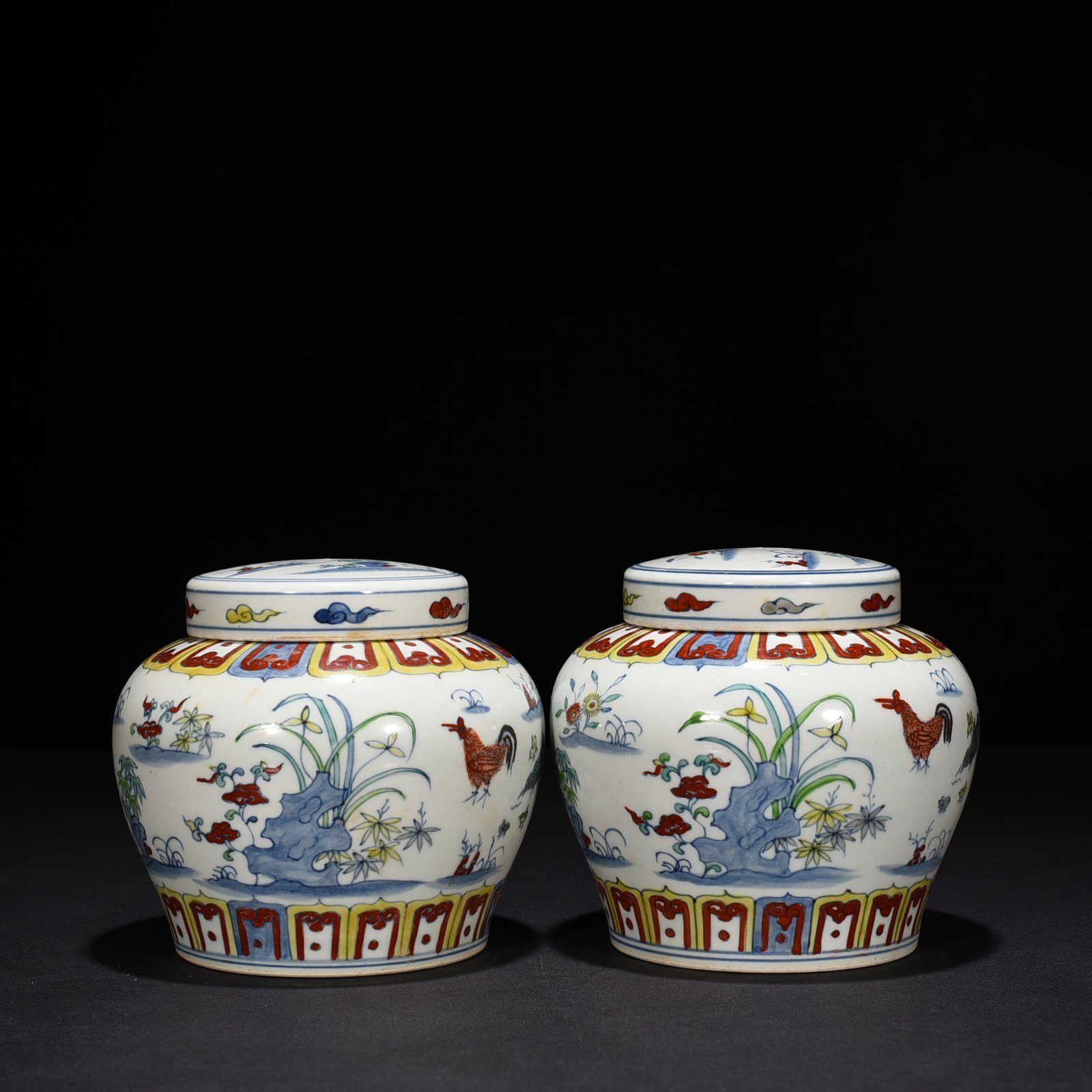 Ming Dynasty Chenghua Doucai family portrait pattern sky-shaped jar