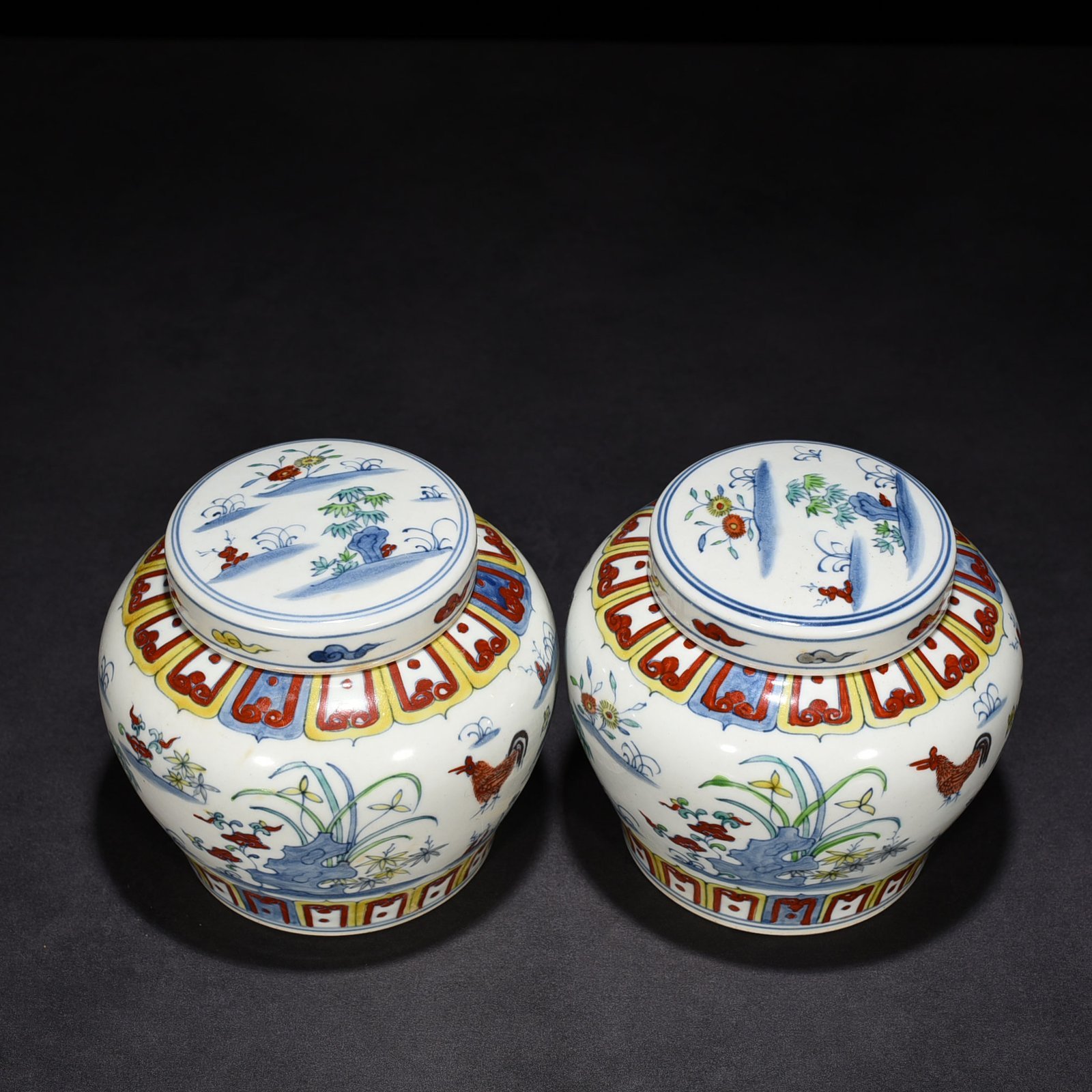 Ming Dynasty Chenghua Doucai family portrait pattern sky-shaped jar