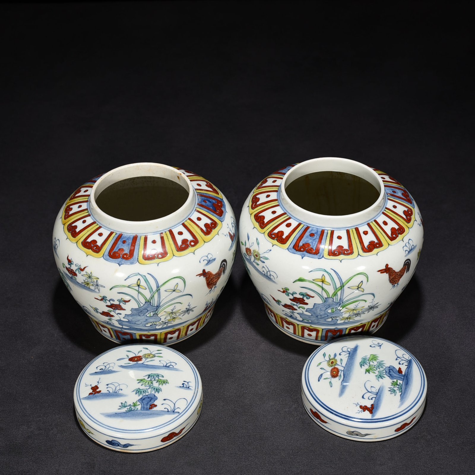 Ming Dynasty Chenghua Doucai family portrait pattern sky-shaped jar