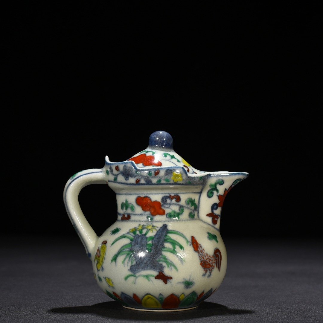 Ming Dynasty Chenghua doucai family portrait chicken pattern monk hat pot