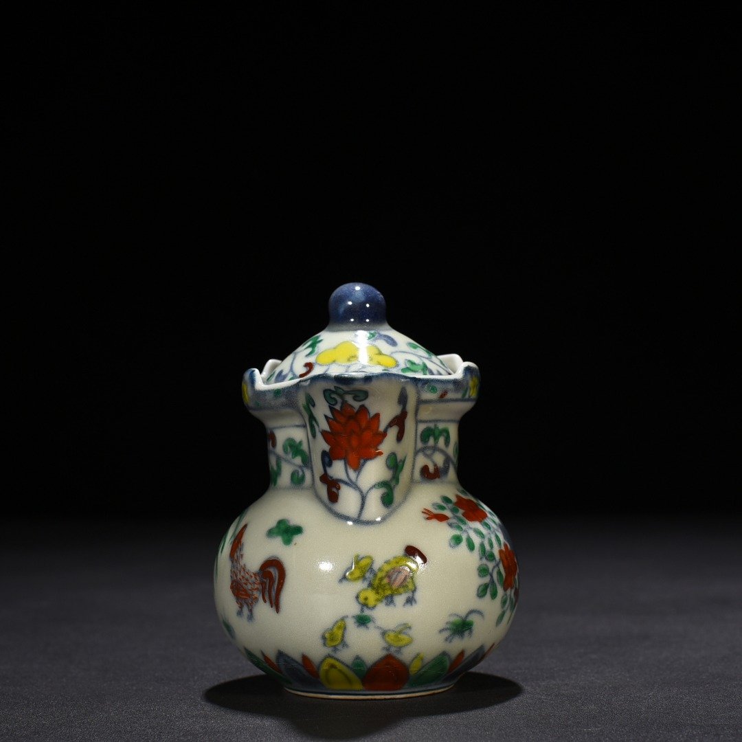 Ming Dynasty Chenghua doucai family portrait chicken pattern monk hat pot