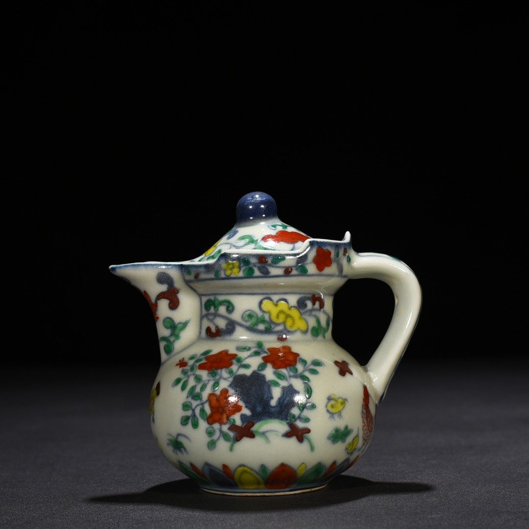 Ming Dynasty Chenghua doucai family portrait chicken pattern monk hat pot