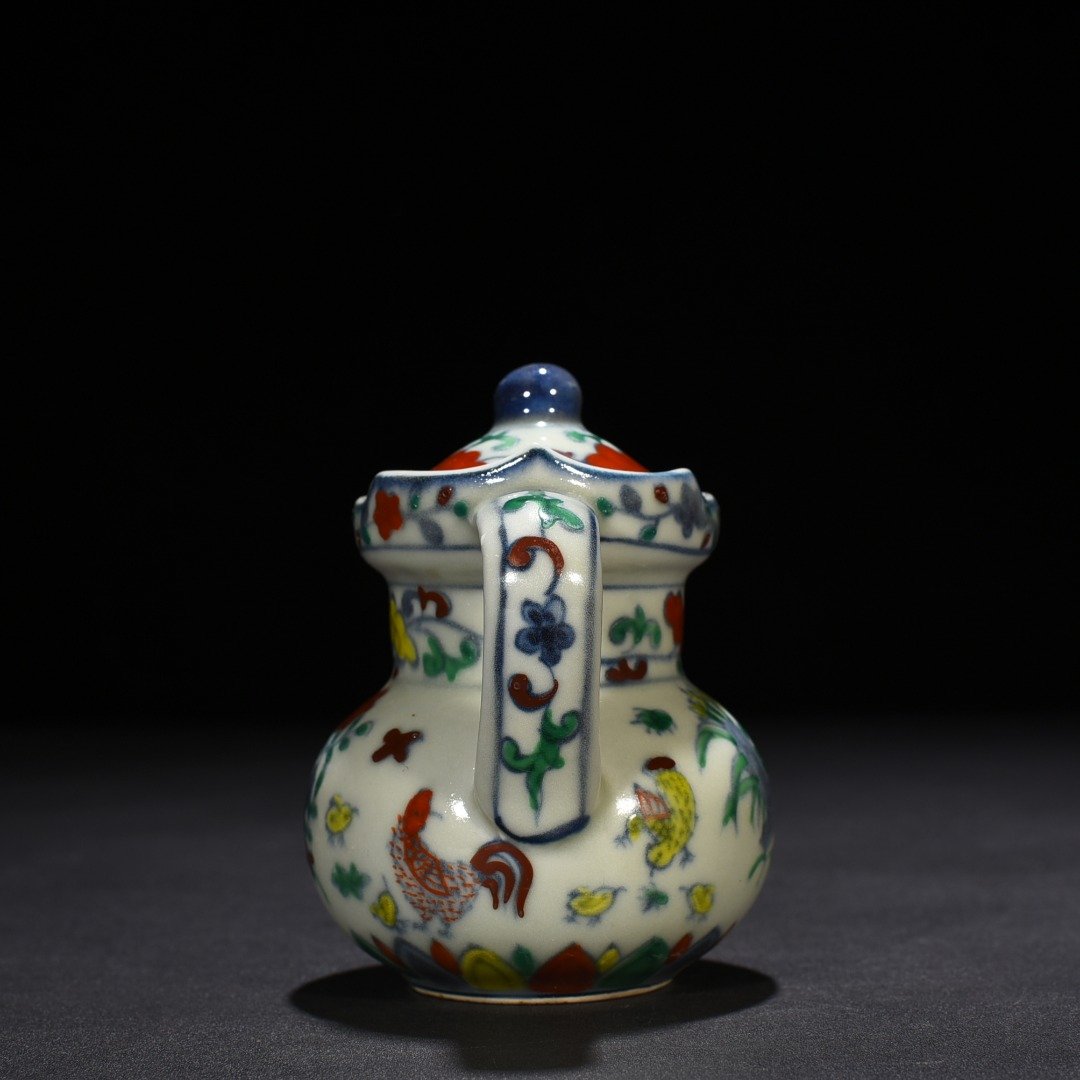 Ming Dynasty Chenghua doucai family portrait chicken pattern monk hat pot