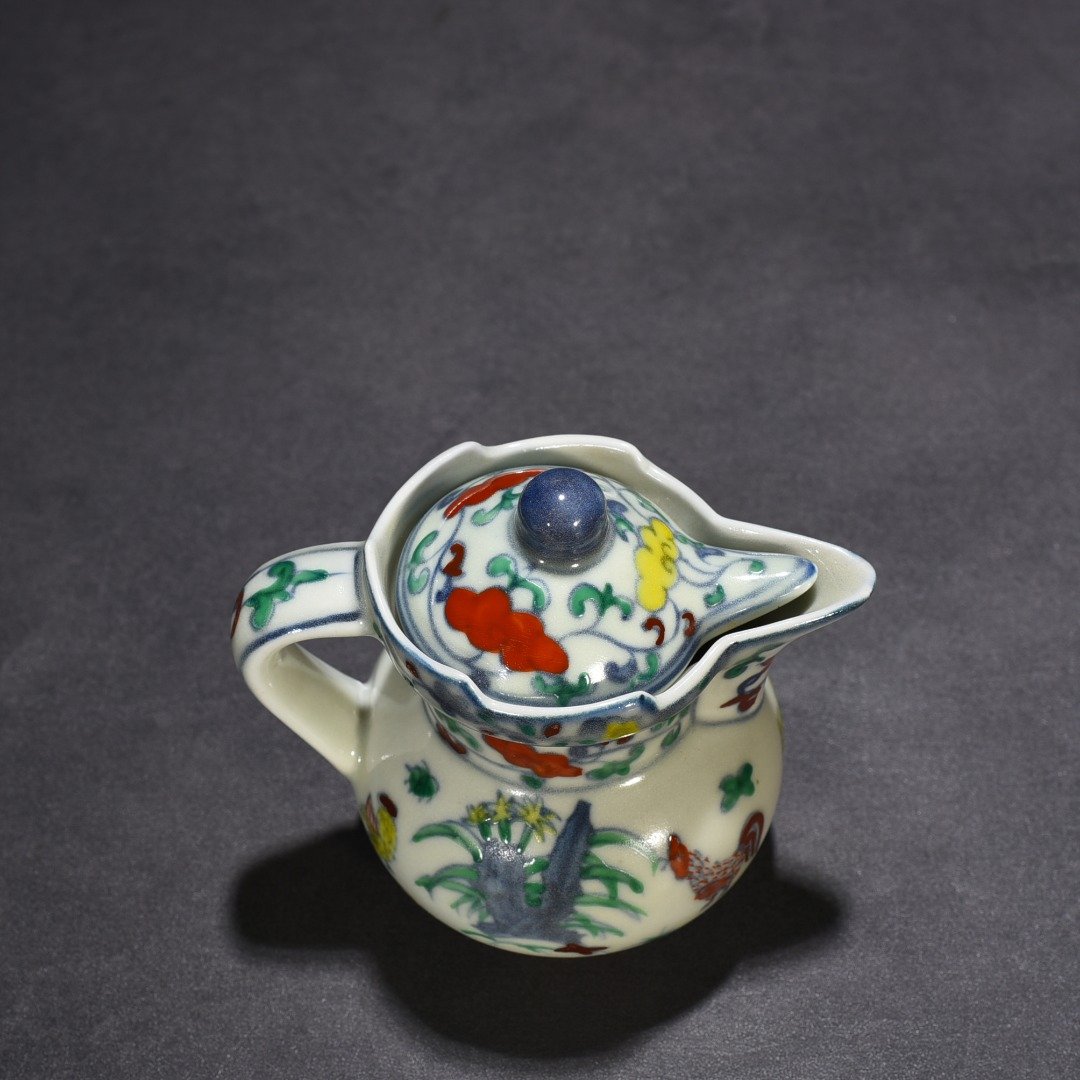 Ming Dynasty Chenghua doucai family portrait chicken pattern monk hat pot