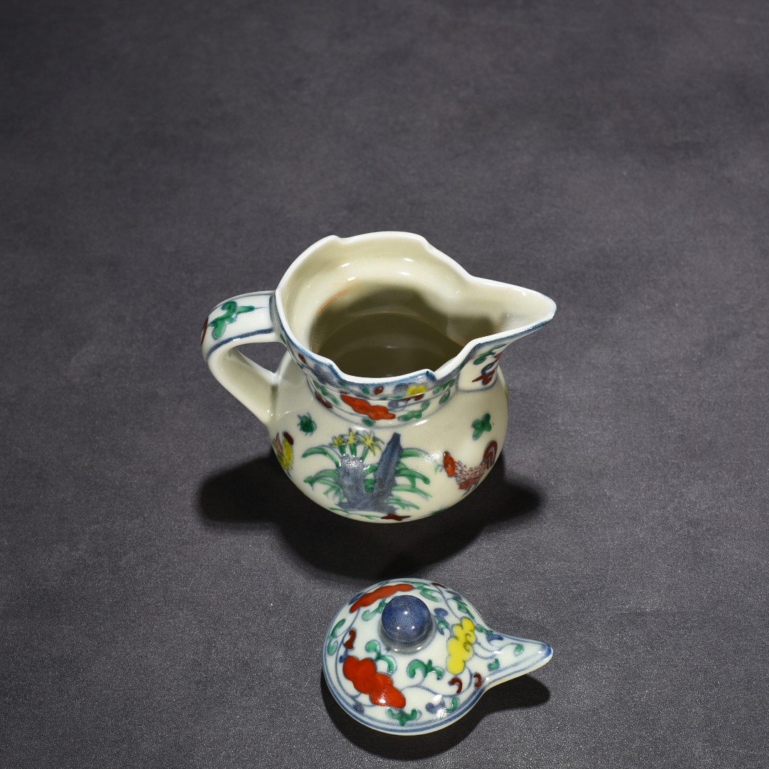 Ming Dynasty Chenghua doucai family portrait chicken pattern monk hat pot