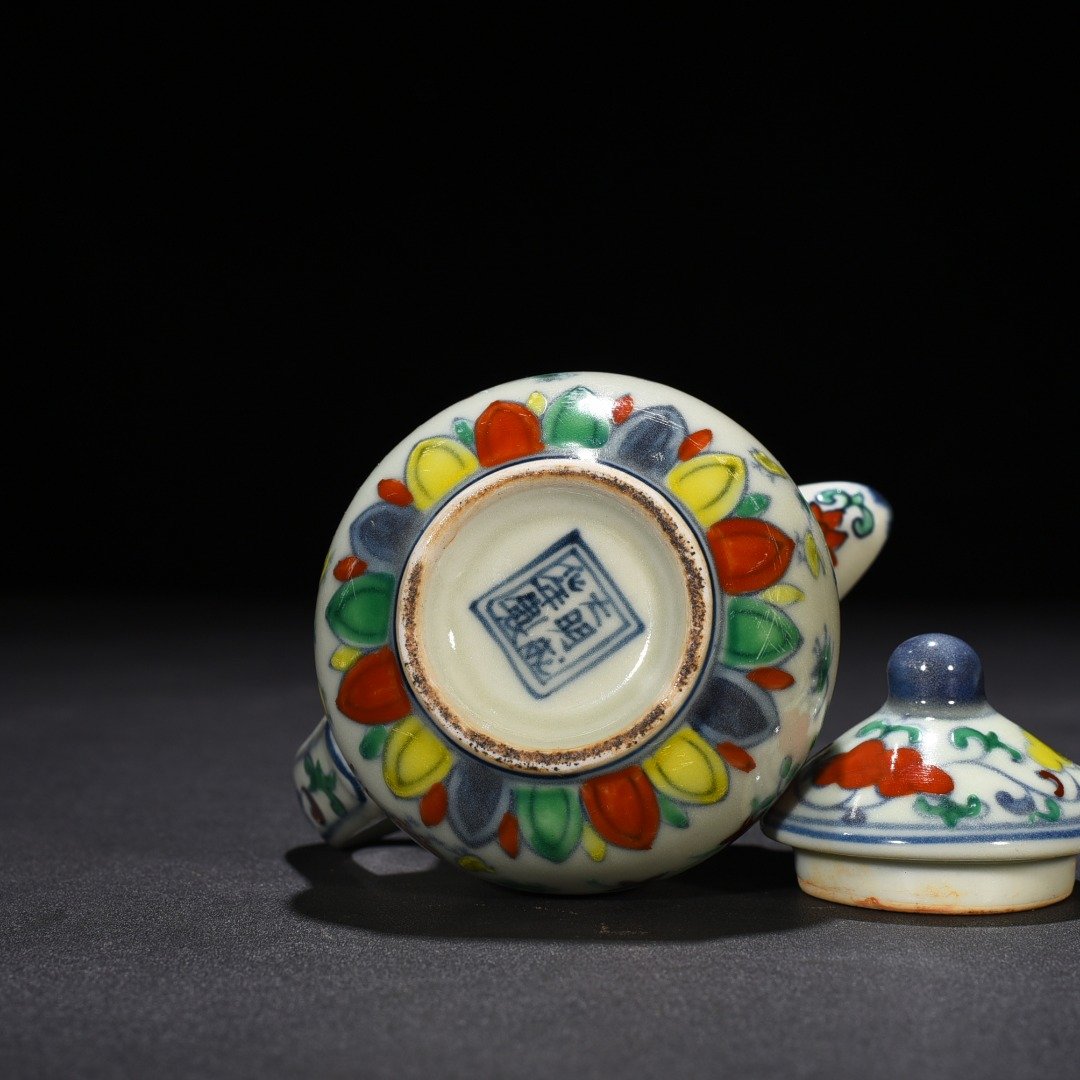 Ming Dynasty Chenghua doucai family portrait chicken pattern monk hat pot