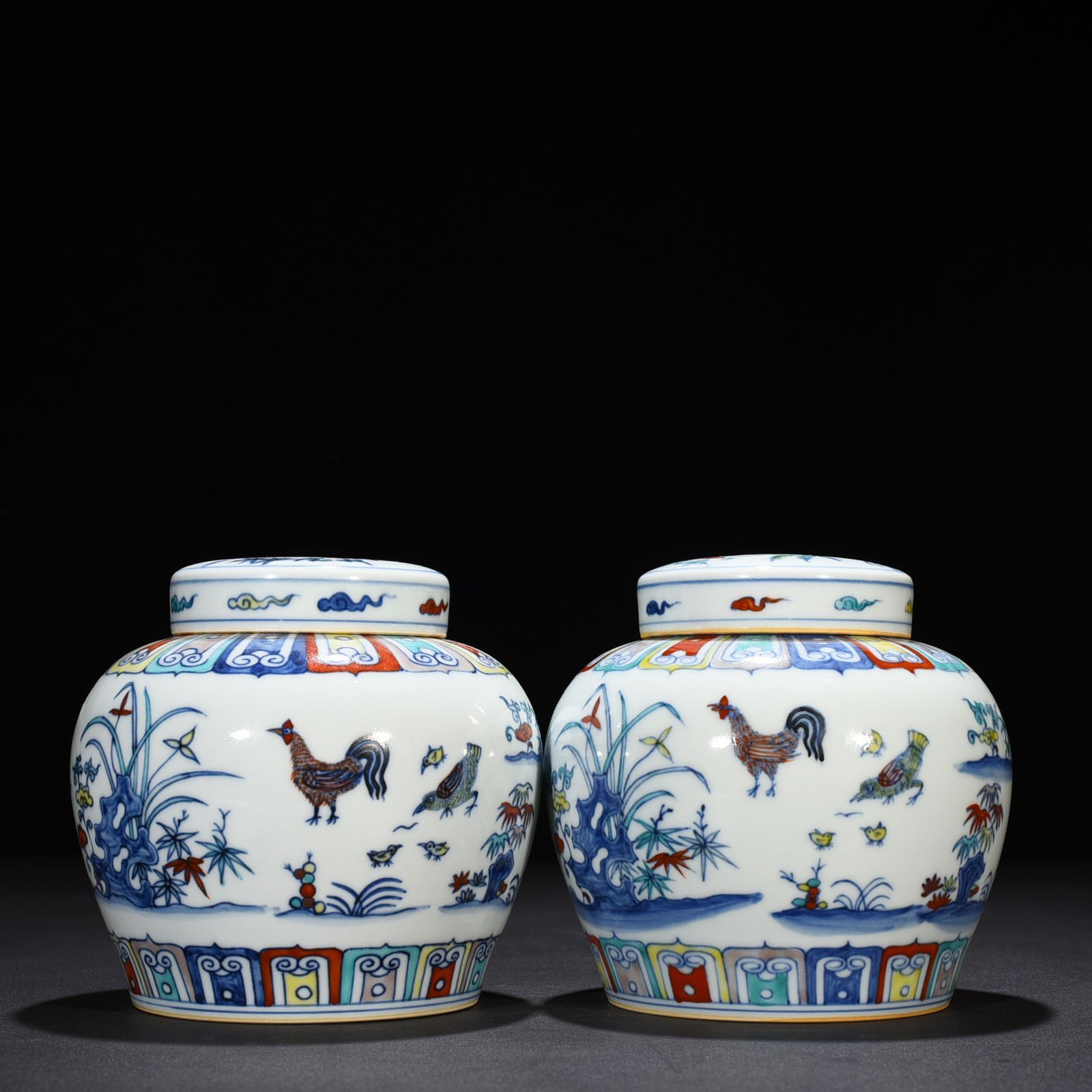 Ming Dynasty Chenghua Doucai family portrait chicken pattern sky-shaped jar