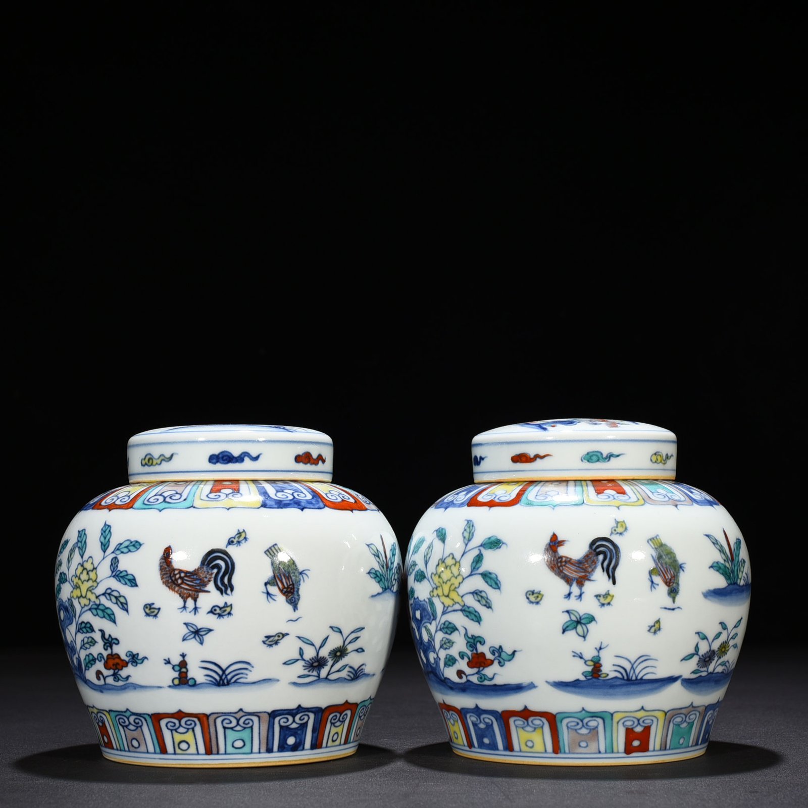 Ming Dynasty Chenghua Doucai family portrait chicken pattern sky-shaped jar