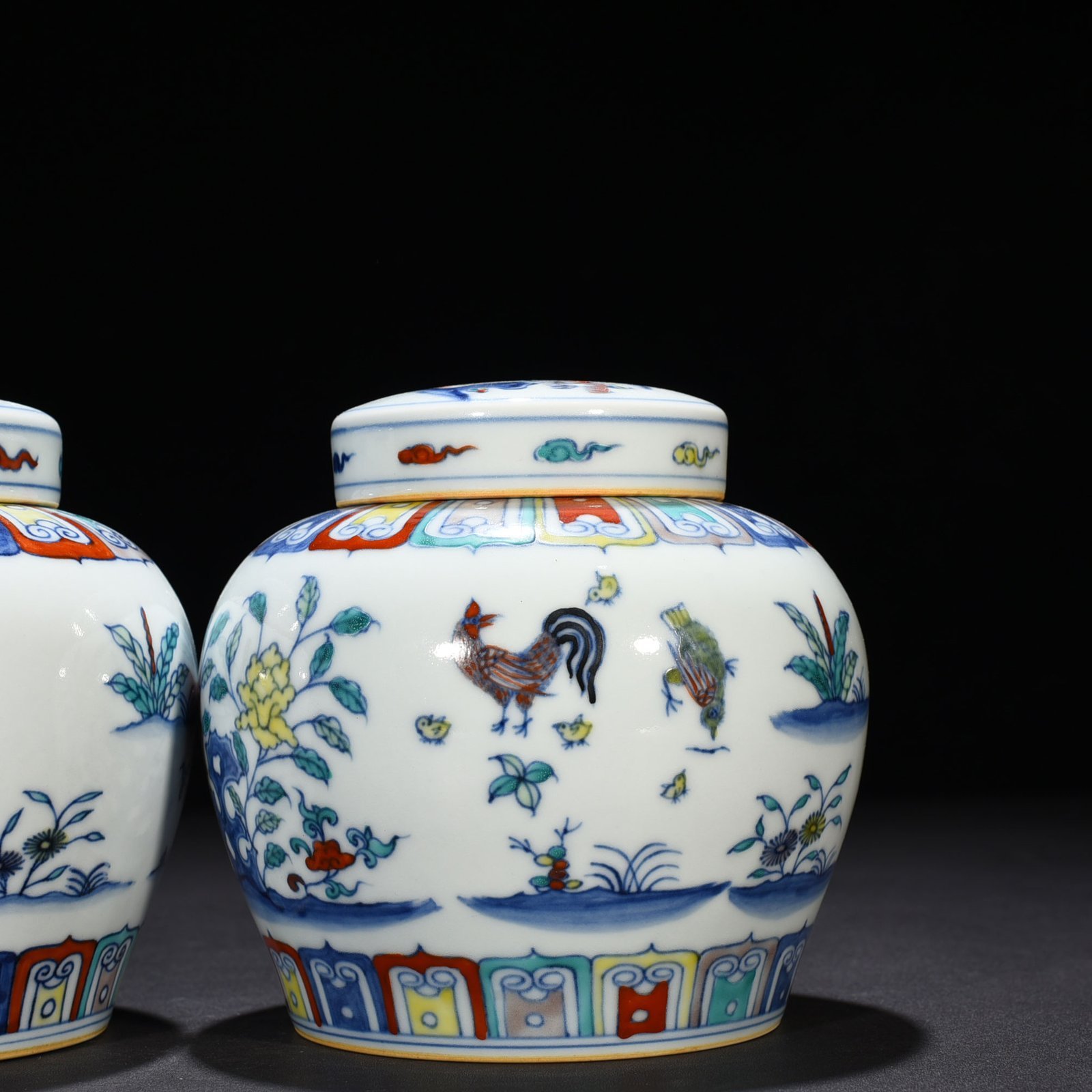 Ming Dynasty Chenghua Doucai family portrait chicken pattern sky-shaped jar