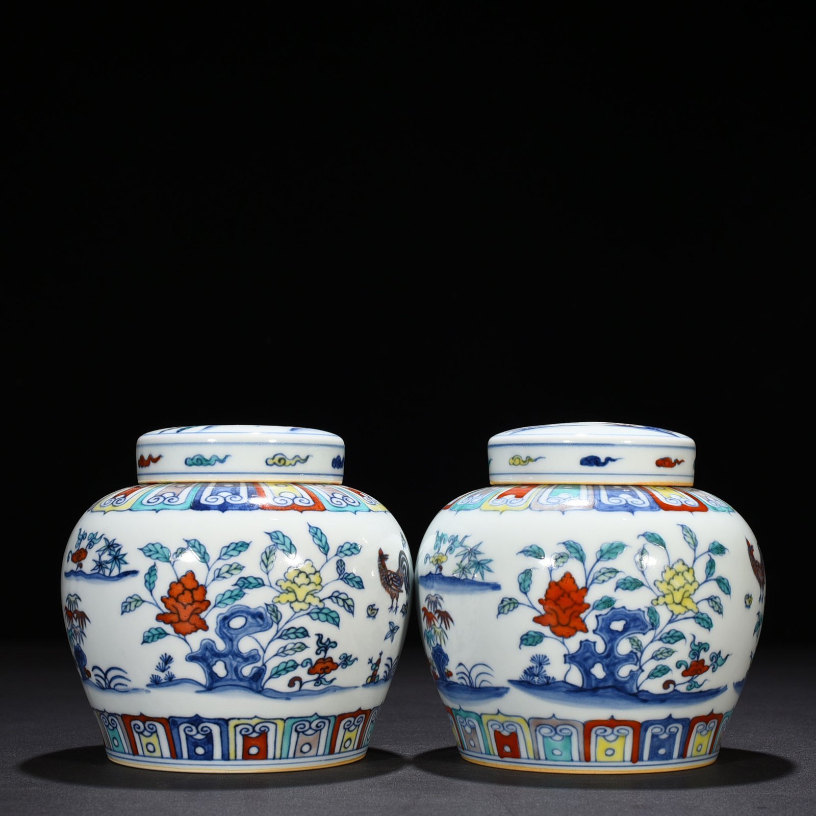 Ming Dynasty Chenghua Doucai family portrait chicken pattern sky-shaped jar