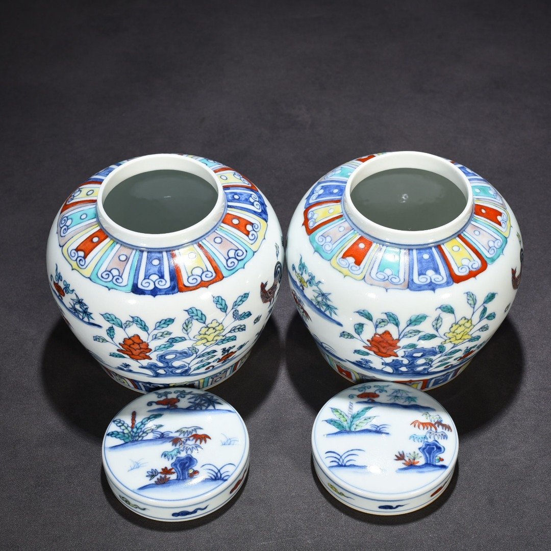 Ming Dynasty Chenghua Doucai family portrait chicken pattern sky-shaped jar