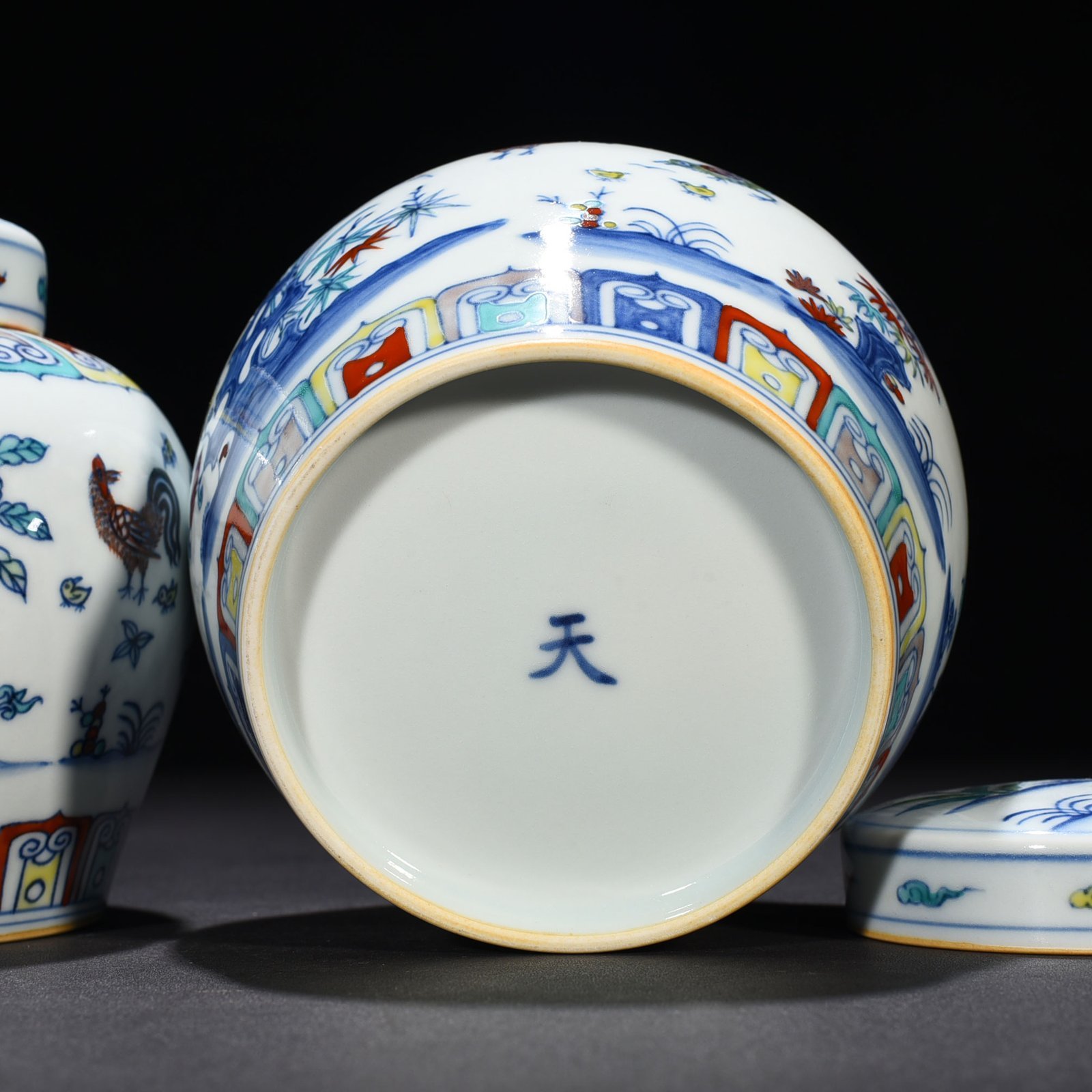 Ming Dynasty Chenghua Doucai family portrait chicken pattern sky-shaped jar