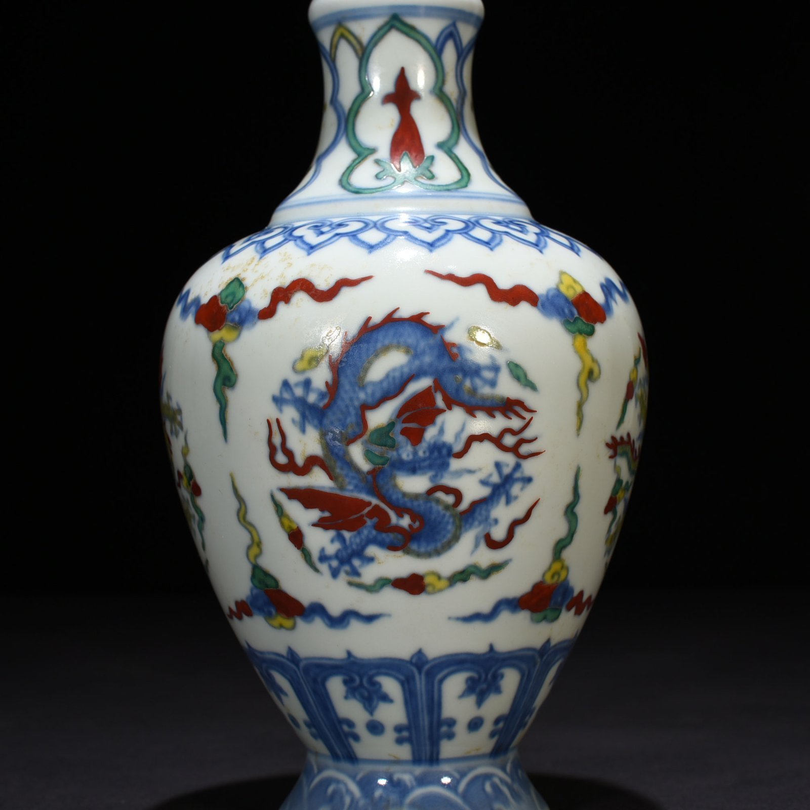 Ming Dynasty Chenghua Dou Cai Tuan dragon pattern vase